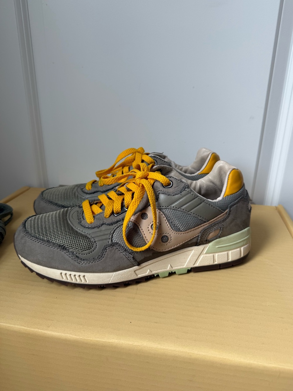 Saucony Shadow 5000 sneaker | 'Grey Curry' | Size 7.5 men’s (9 women’s) - Picture 3 of 6